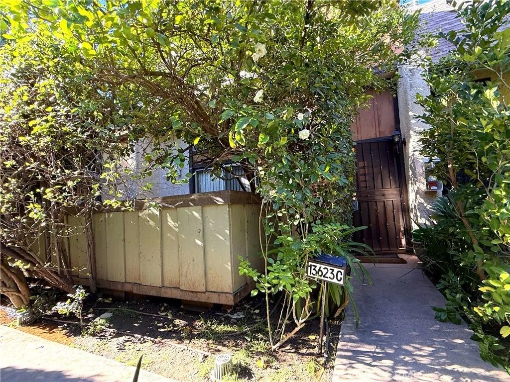 Photo of 13623 Valerio #C, Van Nuys, CA 91405 (MLS # SR25281263)