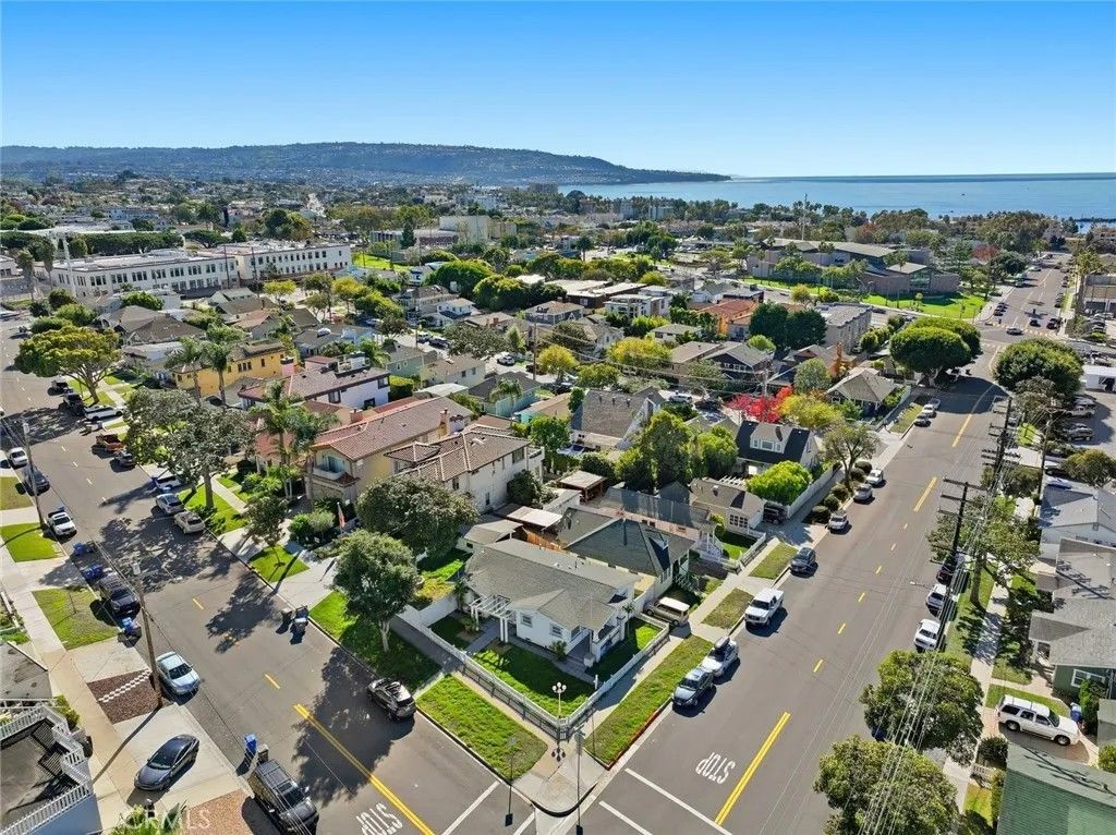 Photo of 610 Carnelian St, Redondo Beach, CA 90277 (MLS # SB26077419)