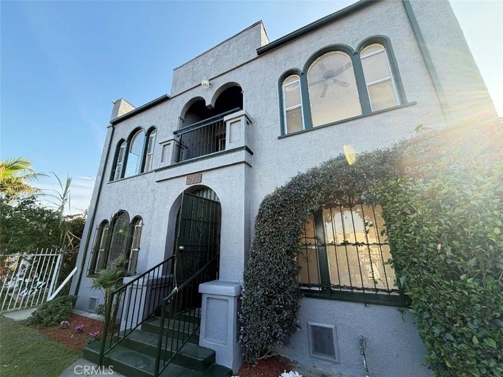 Photo of 932 W 74th Street, Los Angeles, CA 90717 (MLS # SR26049795)