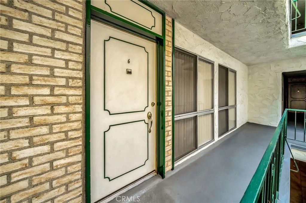 Photo of 5315 Zelzah Ave #6, Encino, CA 91316 (MLS # SR26060268)