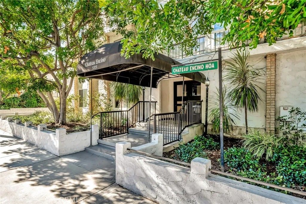 Photo of 5315 Zelzah Ave #6, Encino, CA 91316 (MLS # SR26060268)