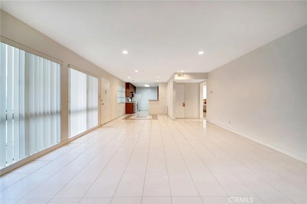 Photo of 5315 Zelzah Ave #6, Encino, CA 91316 (MLS # SR26060268)