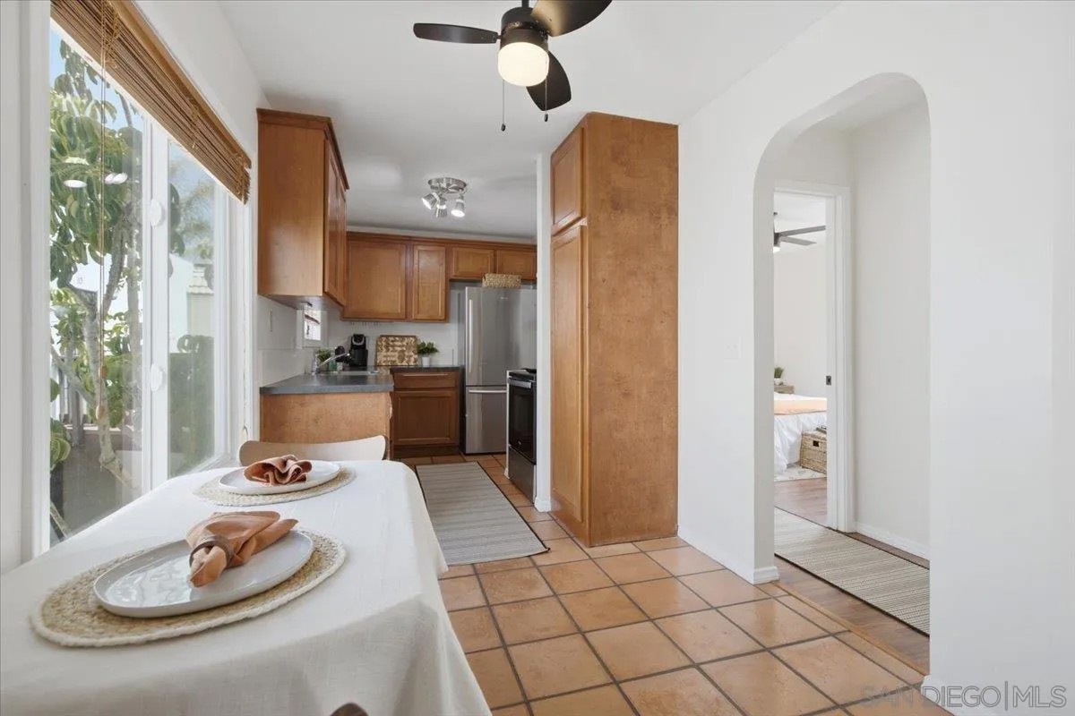 6735 Amherst 5