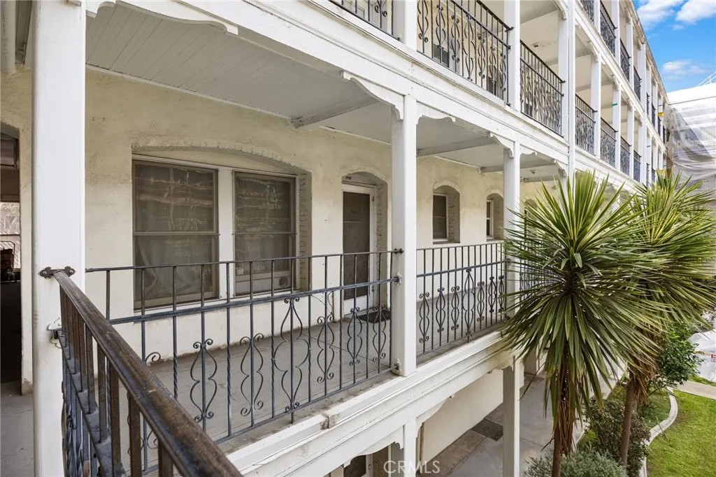 4125 S Figueroa 202