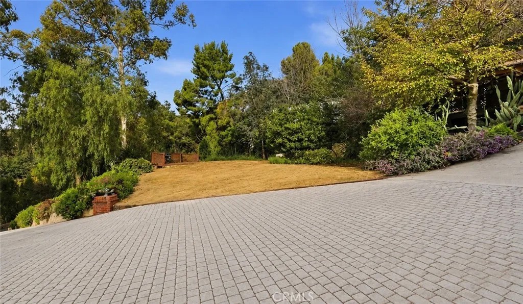 24300 Sylvan Glen