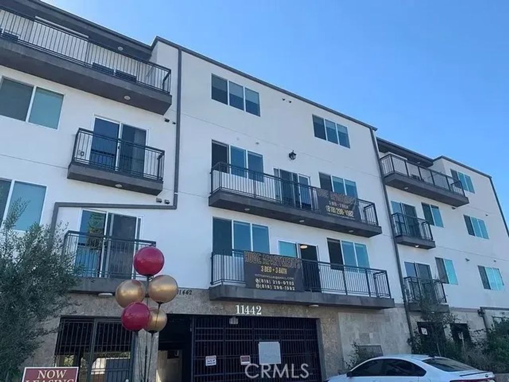 Photo of 11442 Victory Blvd #403, North Hollywood, CA 91606 (MLS # SR26086693)