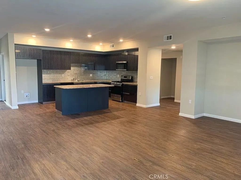 Photo of 11442 Victory Blvd #403, North Hollywood, CA 91606 (MLS # SR26086693)