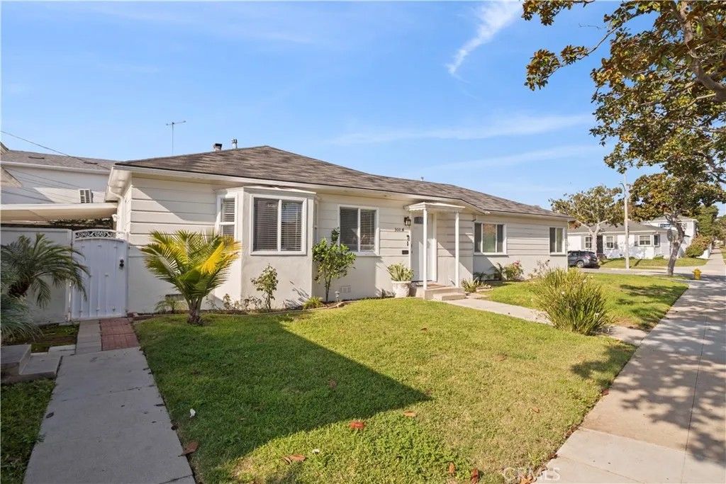 Photo of 300 W Hillsdale St, Inglewood, CA 90302 (MLS # IN25270473)