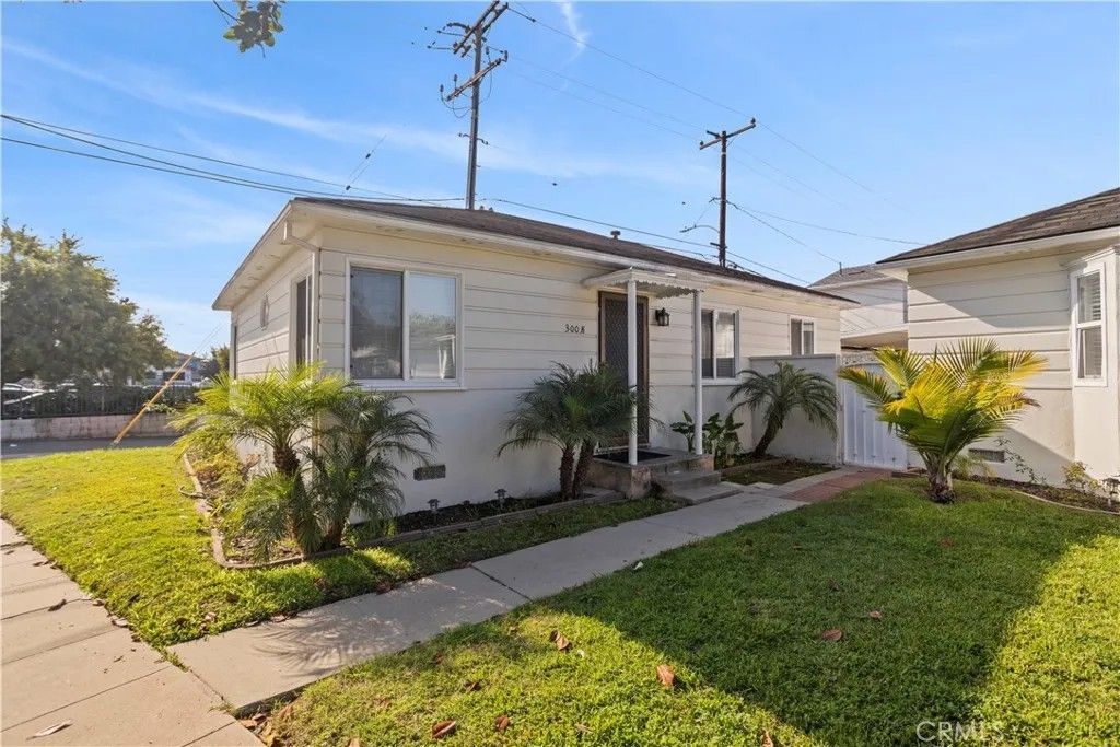 Photo of 300 W Hillsdale St, Inglewood, CA 90302 (MLS # IN25270473)