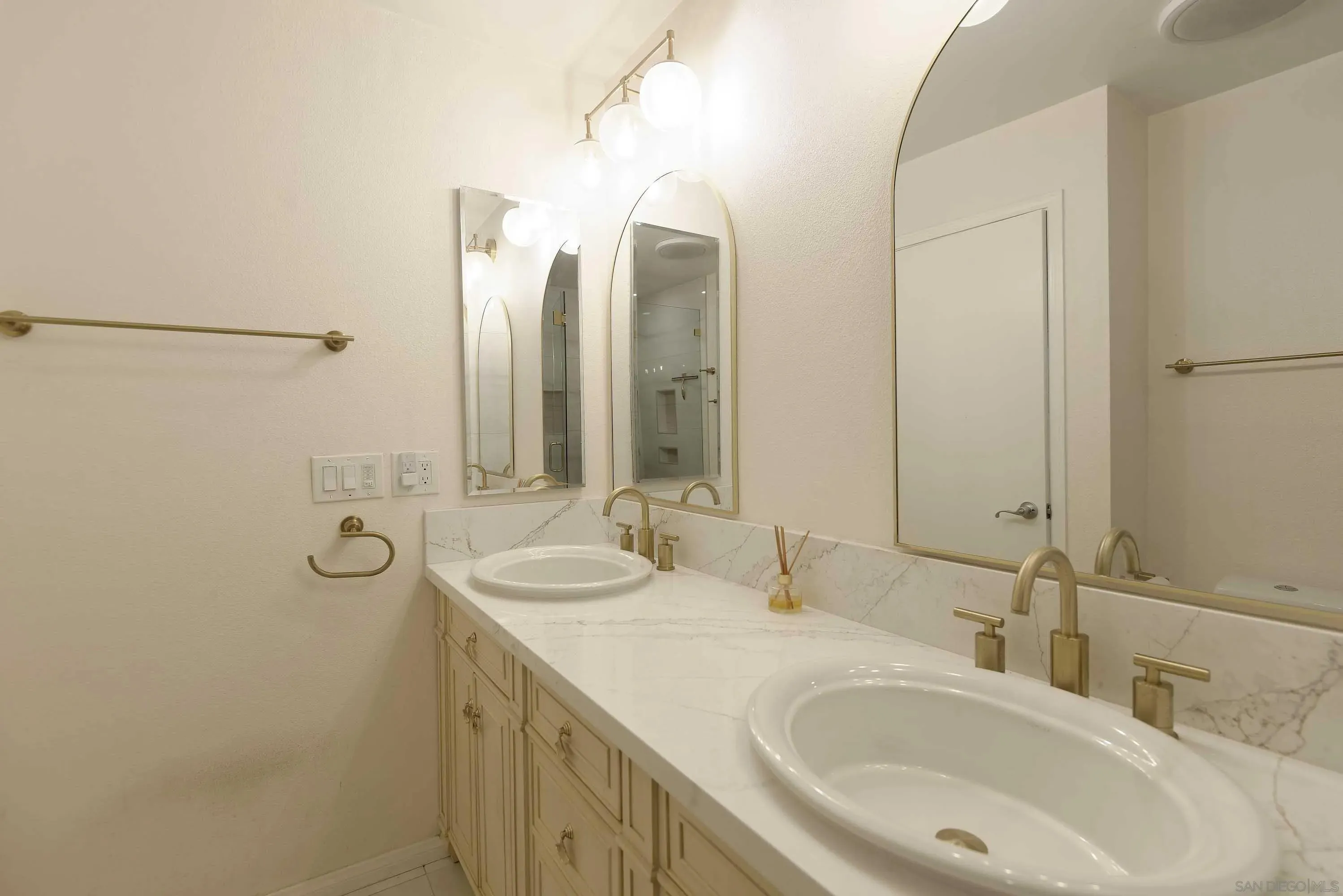 La Jolla, California 92037, United States, 5 Bedrooms Bedrooms, ,4 BathroomsBathrooms,Residential,Active,236167