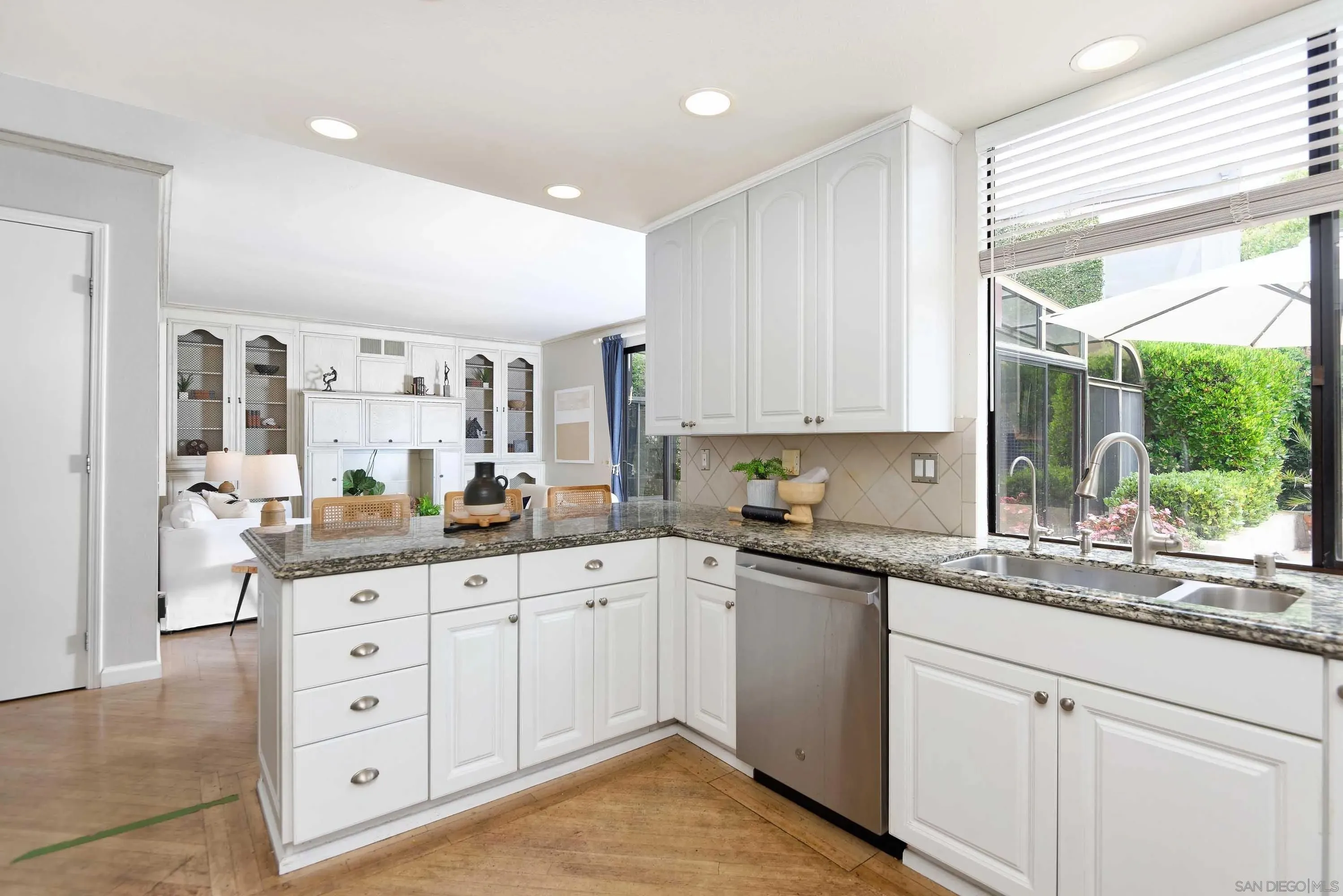 La Jolla, California 92037, United States, 5 Bedrooms Bedrooms, ,4 BathroomsBathrooms,Residential,Active,236167