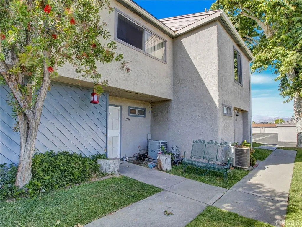 1706 Puente Avenue