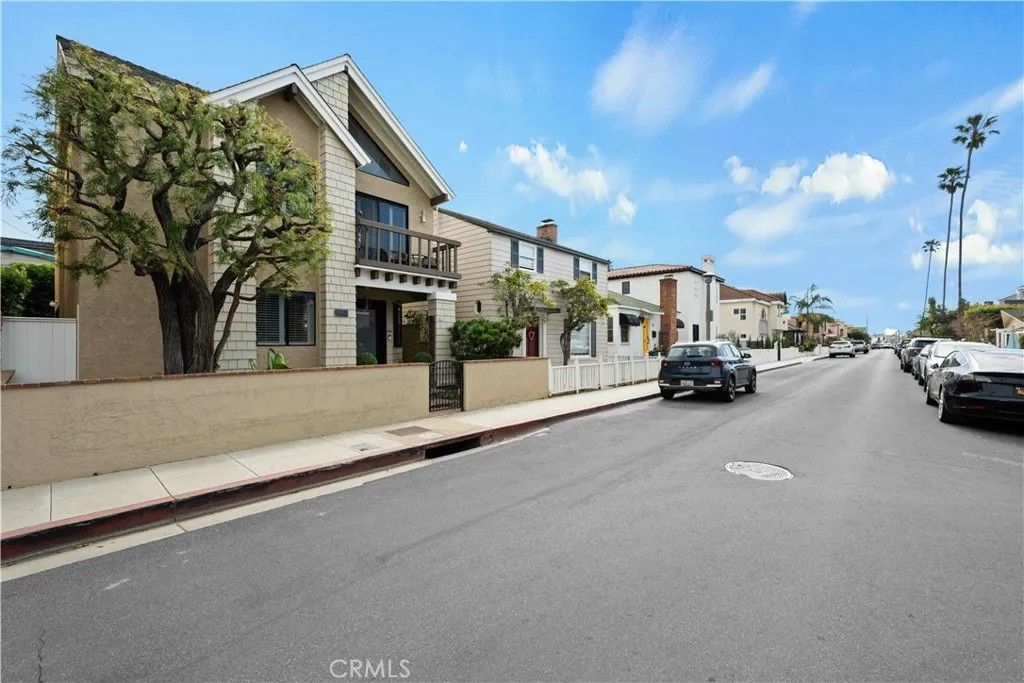 Photo of 86 Via Di Roma Walk, Long Beach, CA 90803 (MLS # PW26024940)
