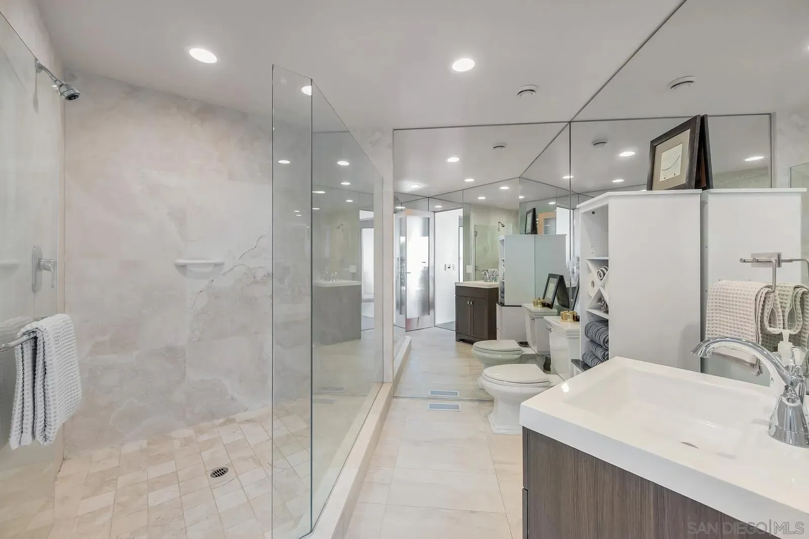 La Jolla, California 92037, United States, 5 Bedrooms Bedrooms, ,6 BathroomsBathrooms,Residential,Active,90771