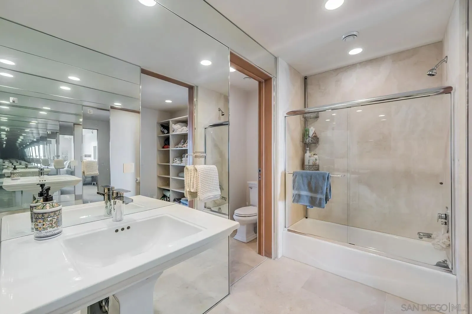 La Jolla, California 92037, United States, 5 Bedrooms Bedrooms, ,6 BathroomsBathrooms,Residential,Active,90771