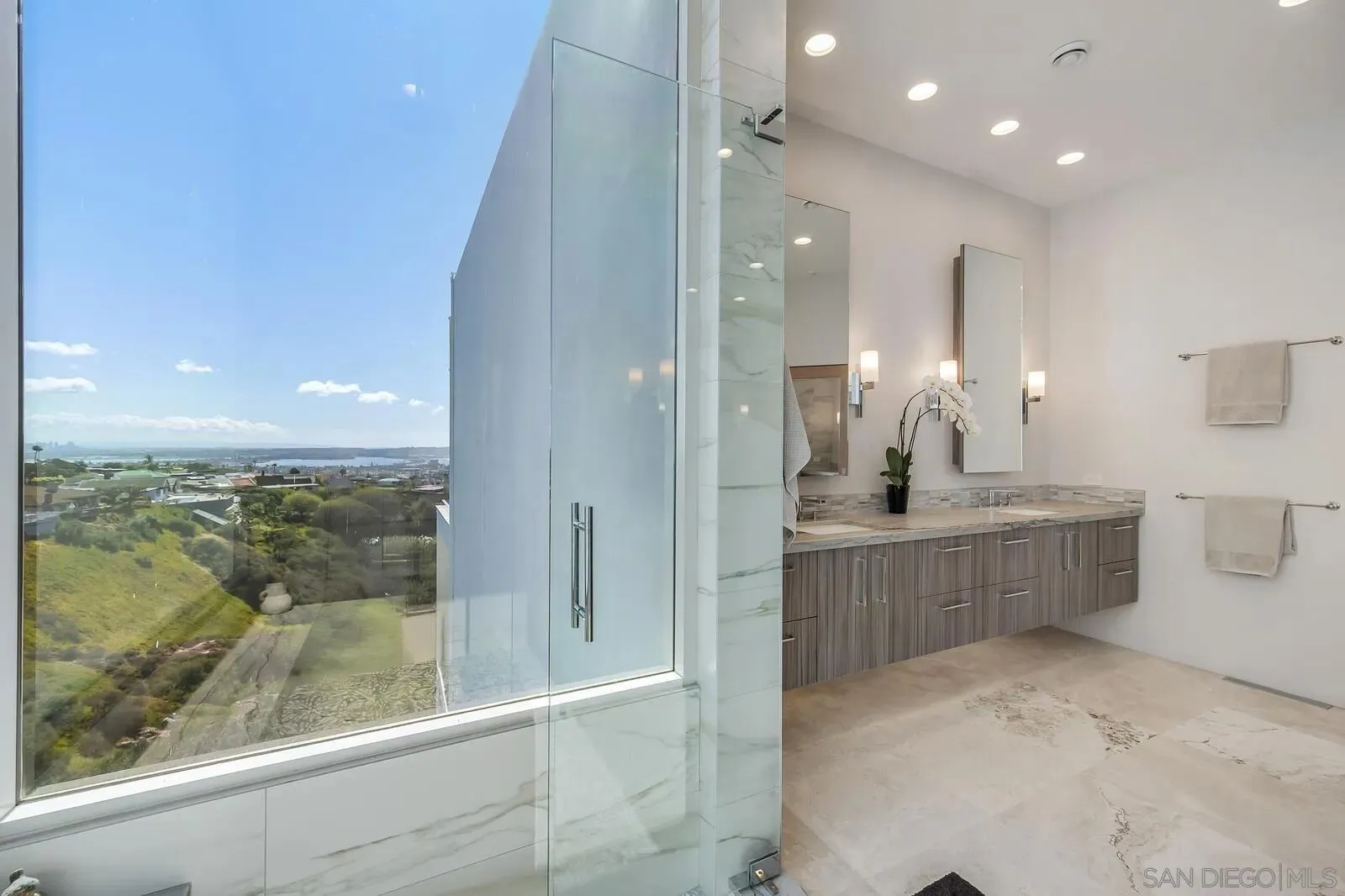 La Jolla, California 92037, United States, 5 Bedrooms Bedrooms, ,6 BathroomsBathrooms,Residential,Active,90771