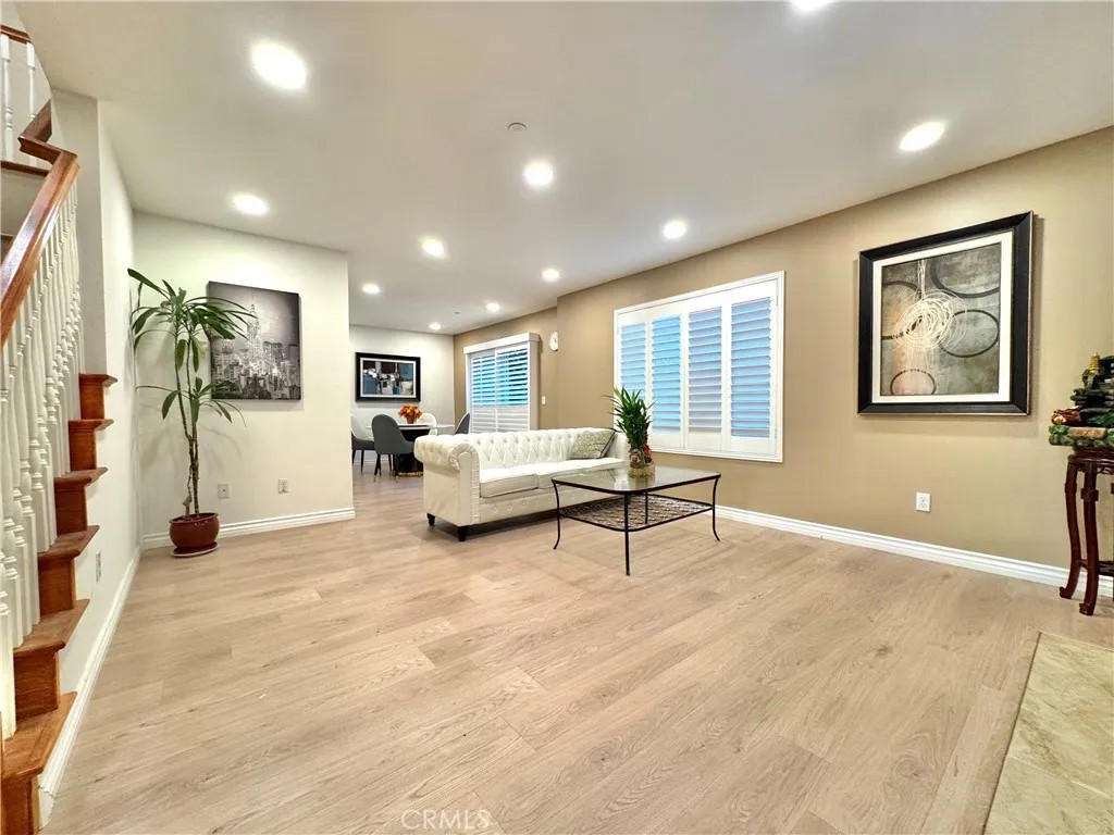 819 W Duarte