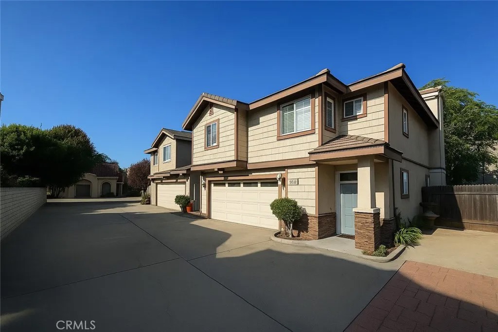 819 W Duarte