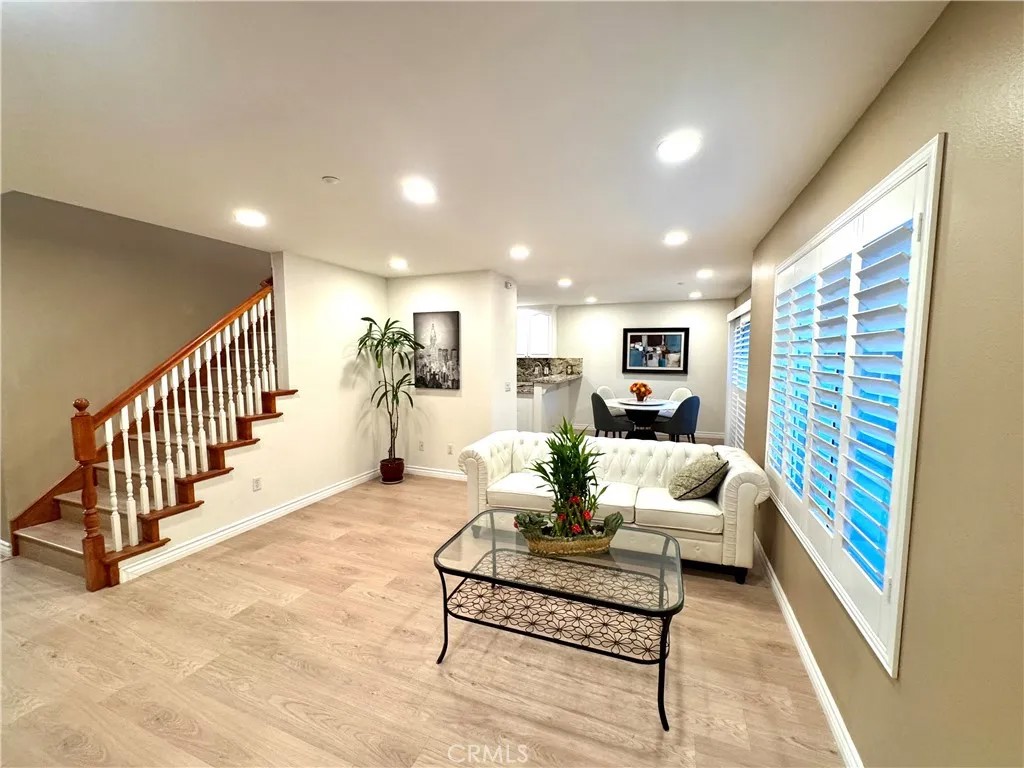 819 W Duarte