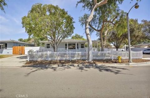 Photo of 400 Diana Place, Fullerton, CA 92833 (MLS # DW26056595)