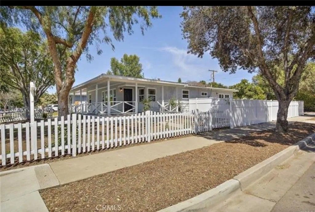 Photo of 400 Diana Place, Fullerton, CA 92833 (MLS # DW26056595)