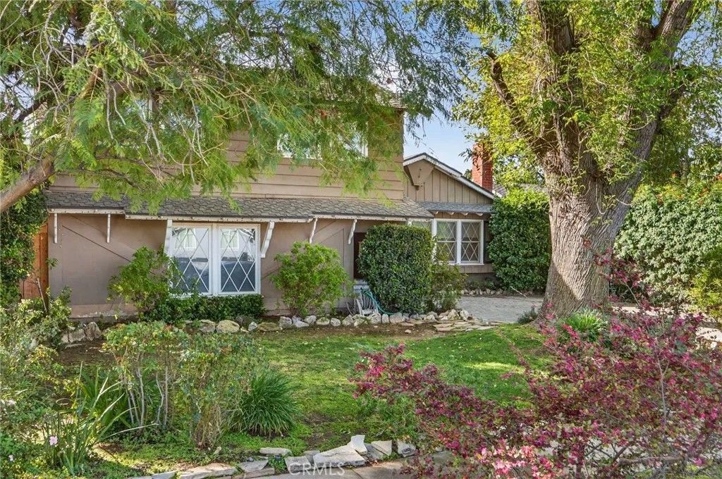 Photo of 18624 Gledhill Street, Northridge, CA 91324 (MLS # SR26041174)