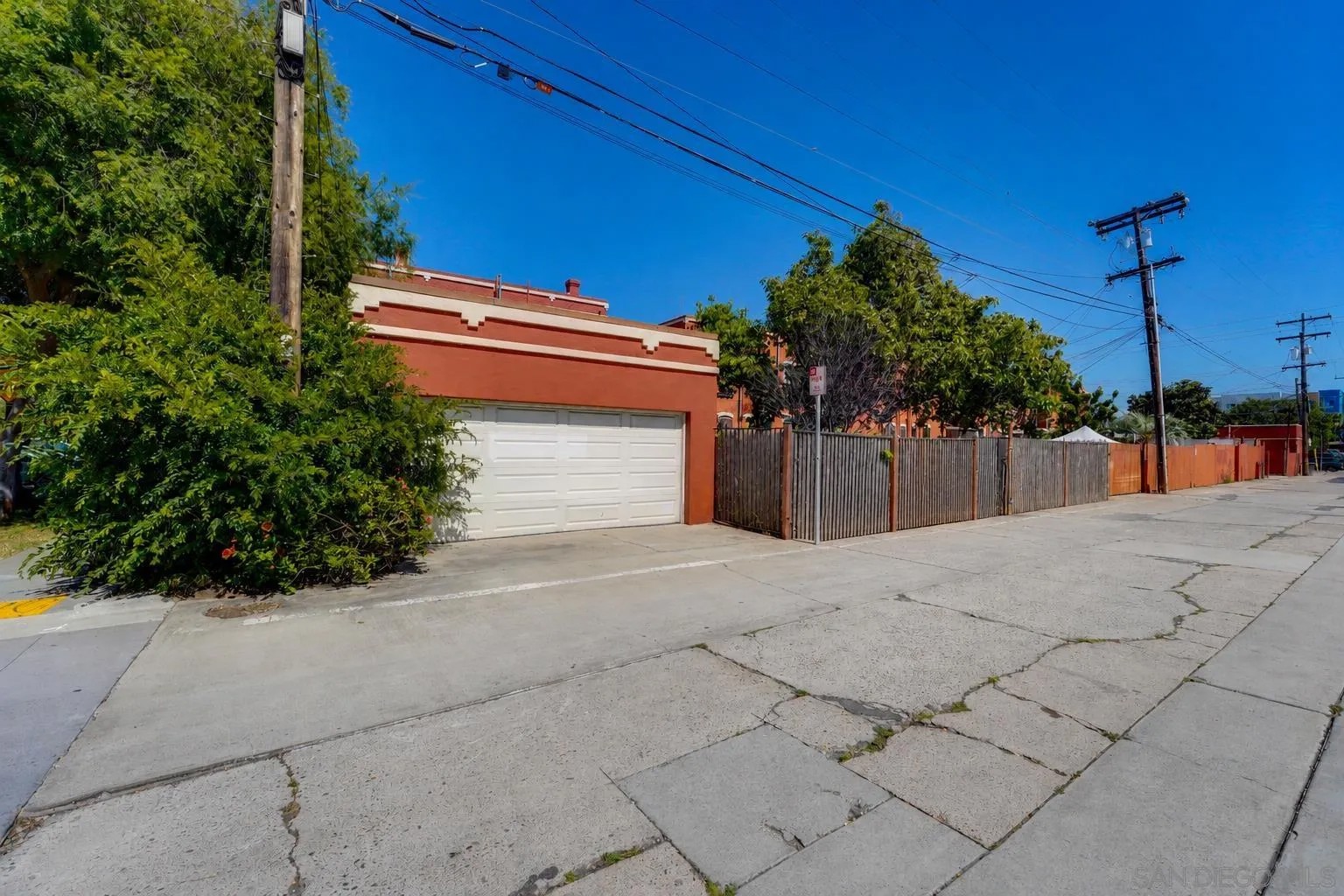 906 A Ave