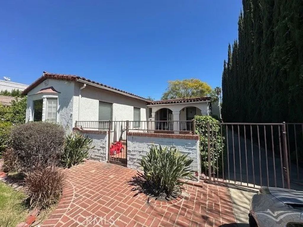 Photo of 1028 San Rafael Ave, Glendale, CA 91202 (MLS # BB26058144)