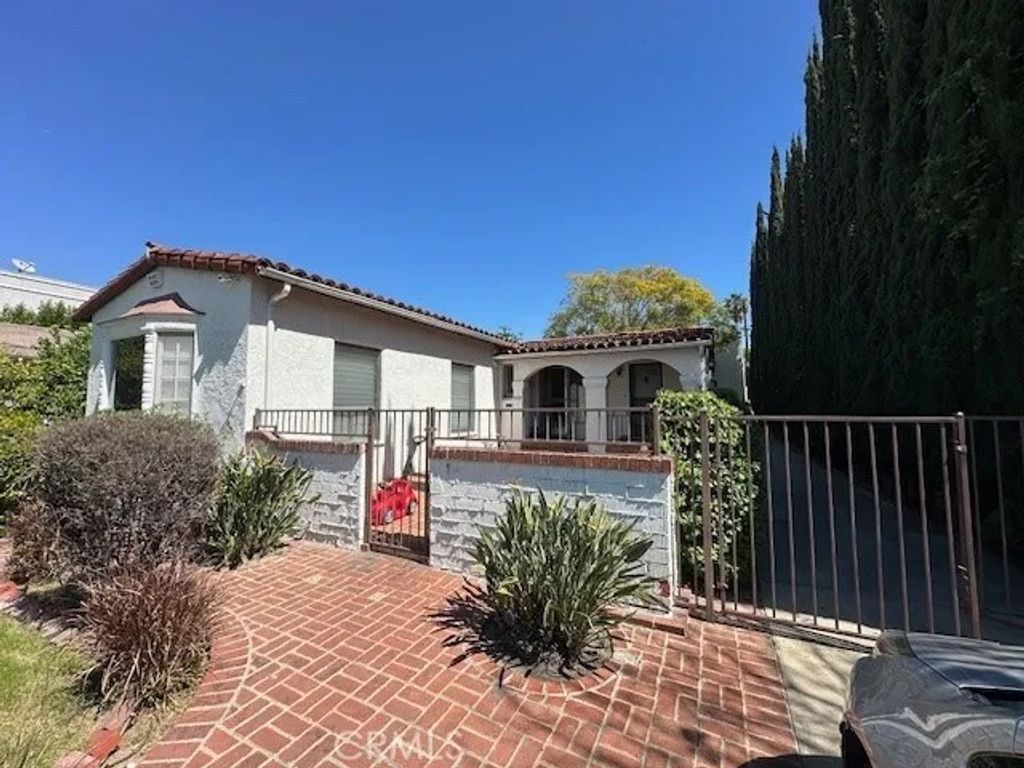 Photo of 1028 San Rafael Ave, Glendale, CA 91202 (MLS # BB26058144)