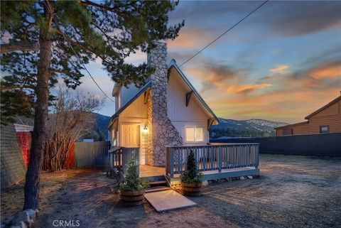 Photo of 927 W Fairway Blvd, Big Bear Lake, CA 92314 (MLS # IG26059965)