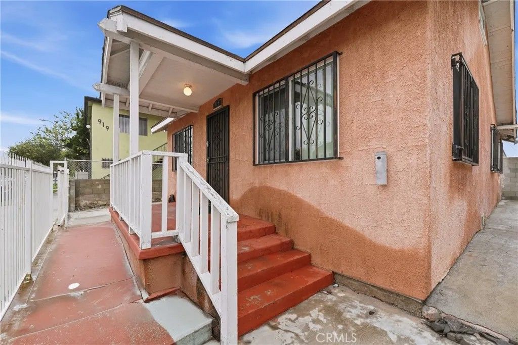 Photo of 915 W Gage Ave, Los Angeles, CA 90044 (MLS # DW26006372)