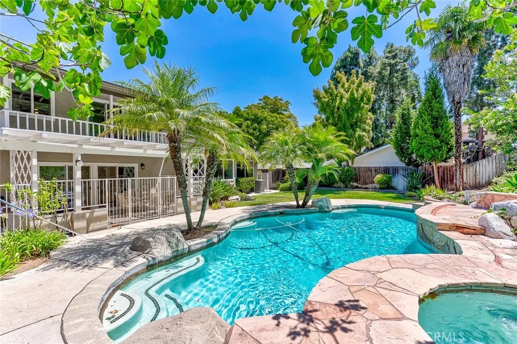 530 W Wedgewood