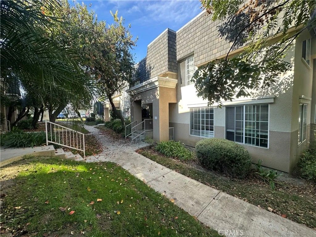 Photo of 6561 Vanalden Ave #5, Reseda, CA 91335 (MLS # SR25279186)