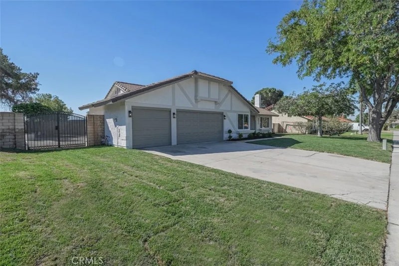 211 W Columbine Avenue
