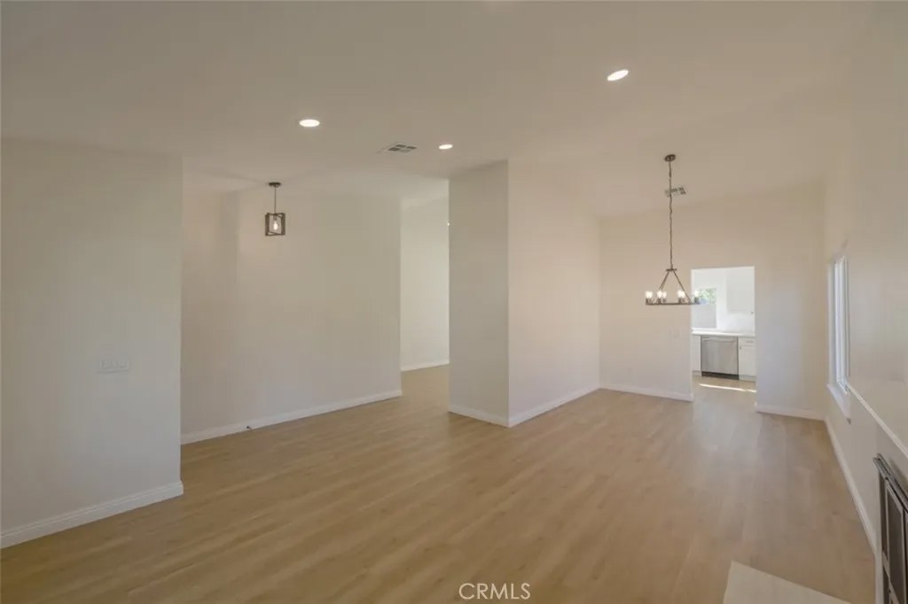 211 W Columbine Avenue