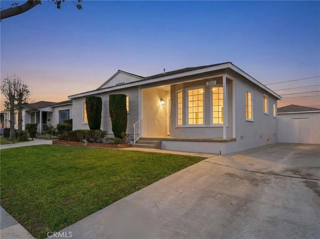 Photo of 2917 Del Amo Blvd, Lakewood, CA 90712 (MLS # DW26020568)