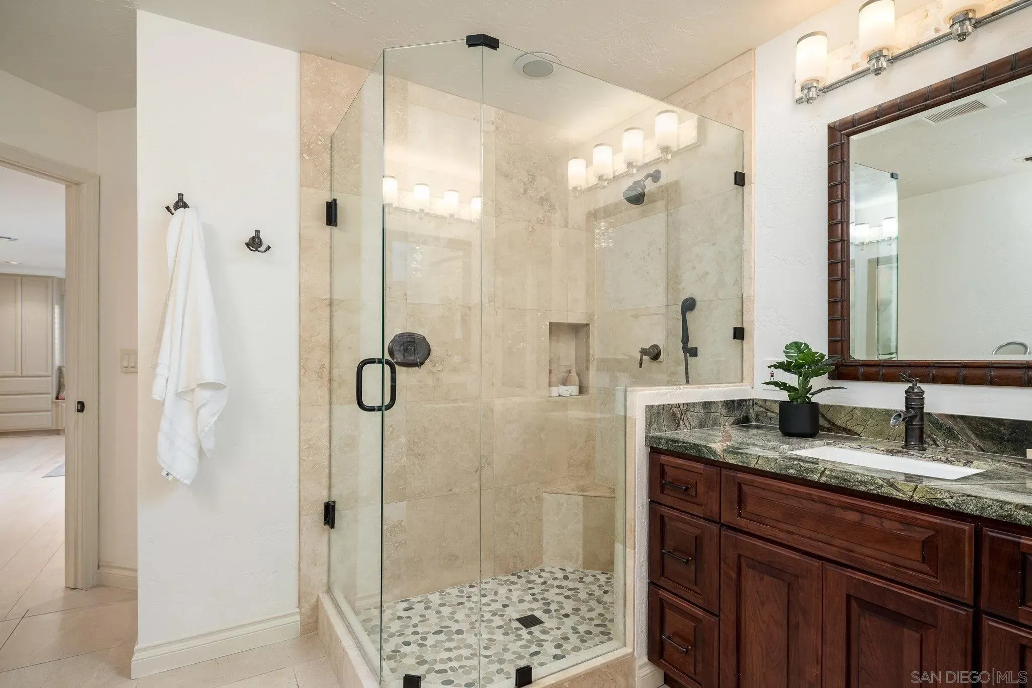 Poway, California 92064, United States, 6 Bedrooms Bedrooms, ,4 BathroomsBathrooms,Residential,Active,163344