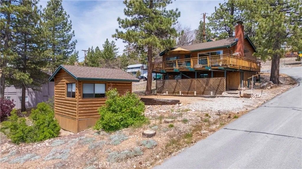 Photo of 1022 Grey Back Trail, Fawnskin, CA 92333 (MLS # ND26079524)