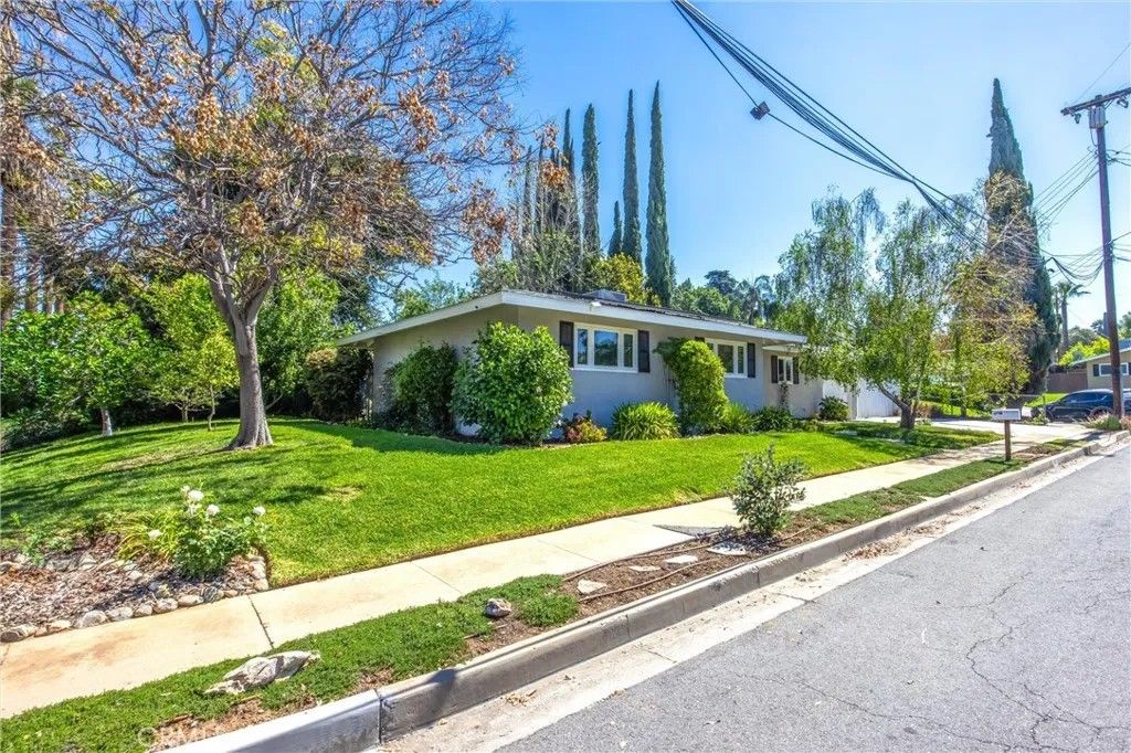 Photo of 919 Chestnut Avenue, Redlands, CA 92373 (MLS # IG26058558)