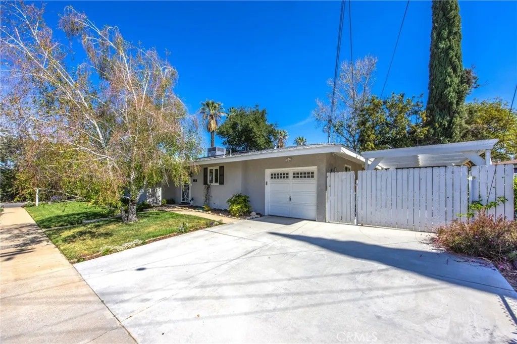 Photo of 919 Chestnut Avenue, Redlands, CA 92373 (MLS # IG26058558)