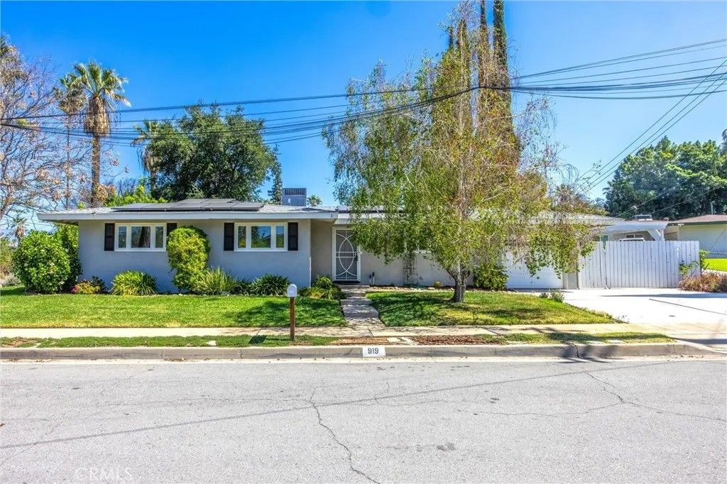 Photo of 919 Chestnut Avenue, Redlands, CA 92373 (MLS # IG26058558)