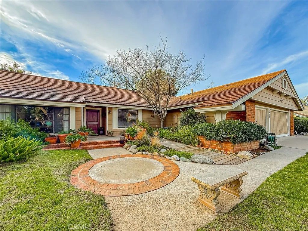 Photo of 377 Oldstone Court, Simi Valley, CA 93065 (MLS # SR26012316)