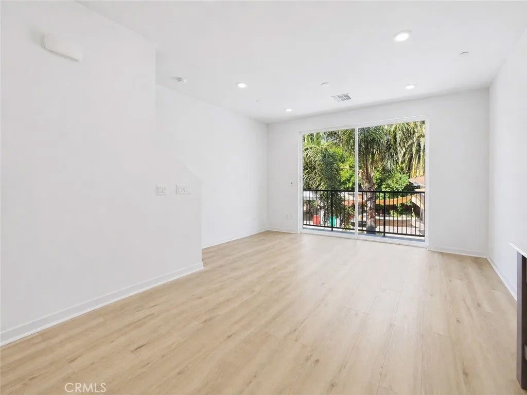 9425 N Sepulveda Boulevard 4