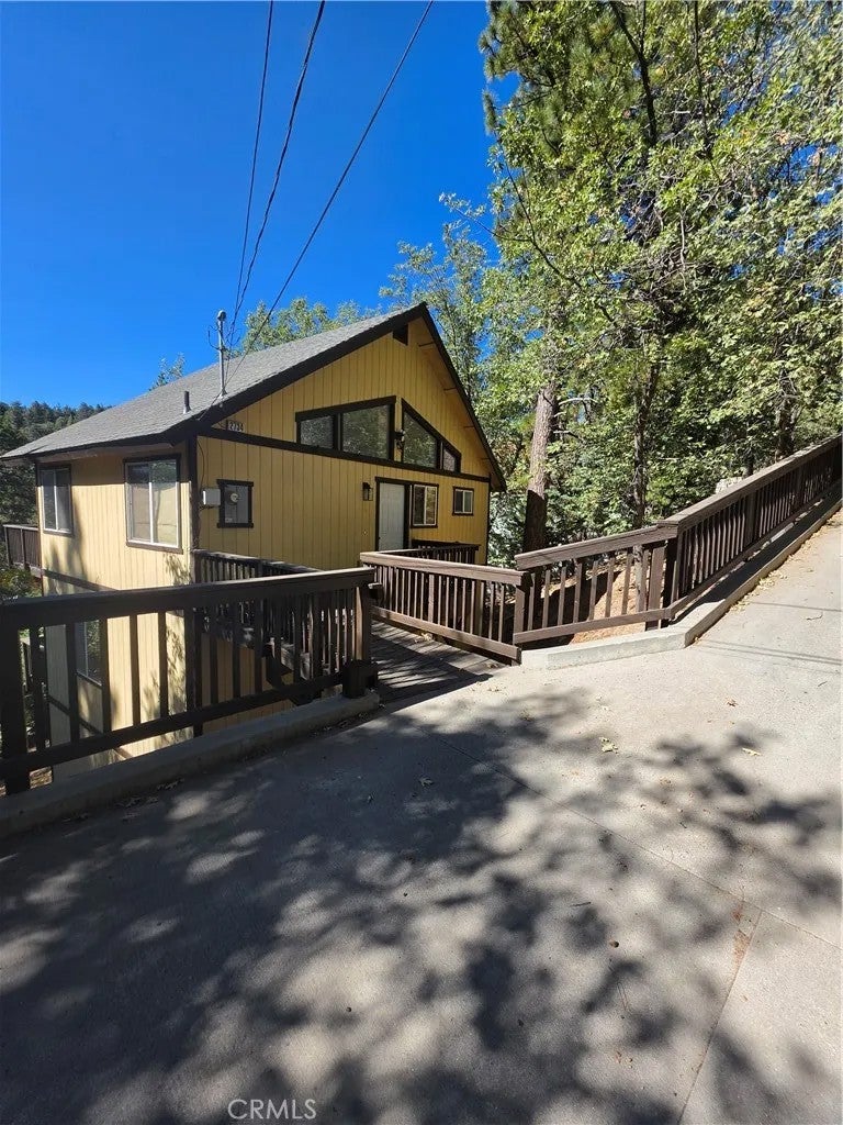 Photo of 2734 Preston Dr, Running Springs, CA 92382 (MLS # IG26195270)