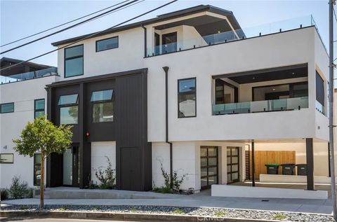 Photo of 521 Iris Ave, Corona Del Mar, CA 92625 (MLS # DW25250294)