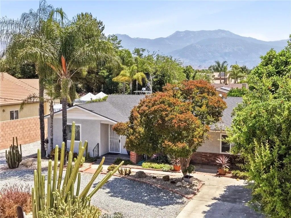 Photo of 590 N Hemet Street, Hemet, CA 92544 (MLS # SW26101619)