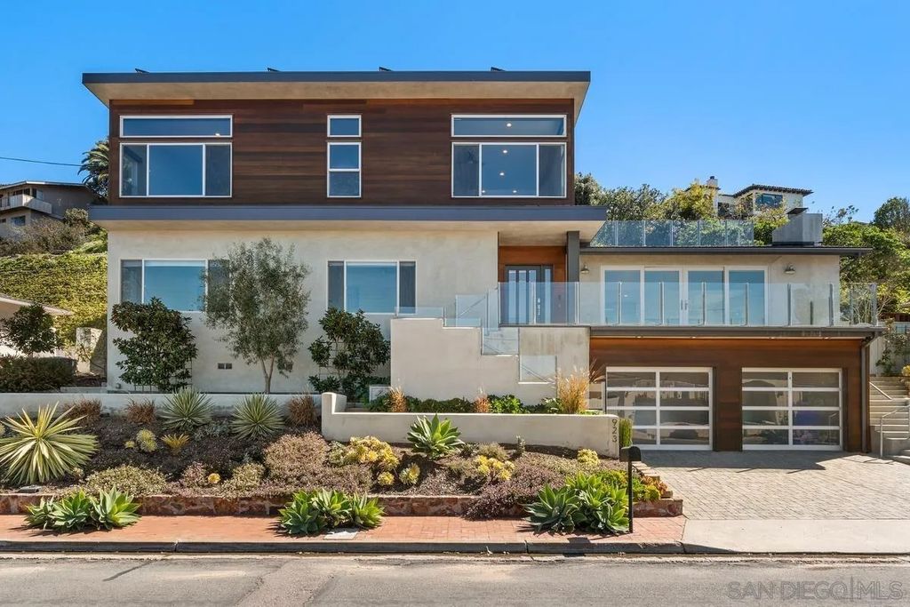 Photo of 923 Muirlands Vista Way, La Jolla, CA 92037 (MLS # 250036878)