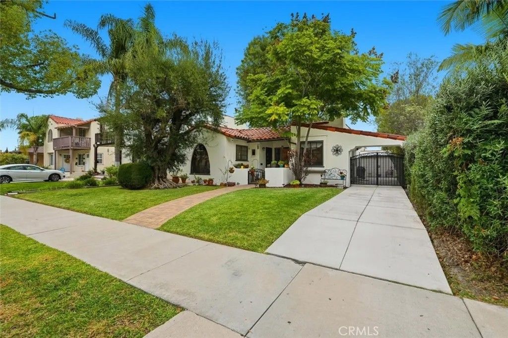 Photo of 3736 Lemon Ave, Long Beach, CA 90807 (MLS # PW25258416)