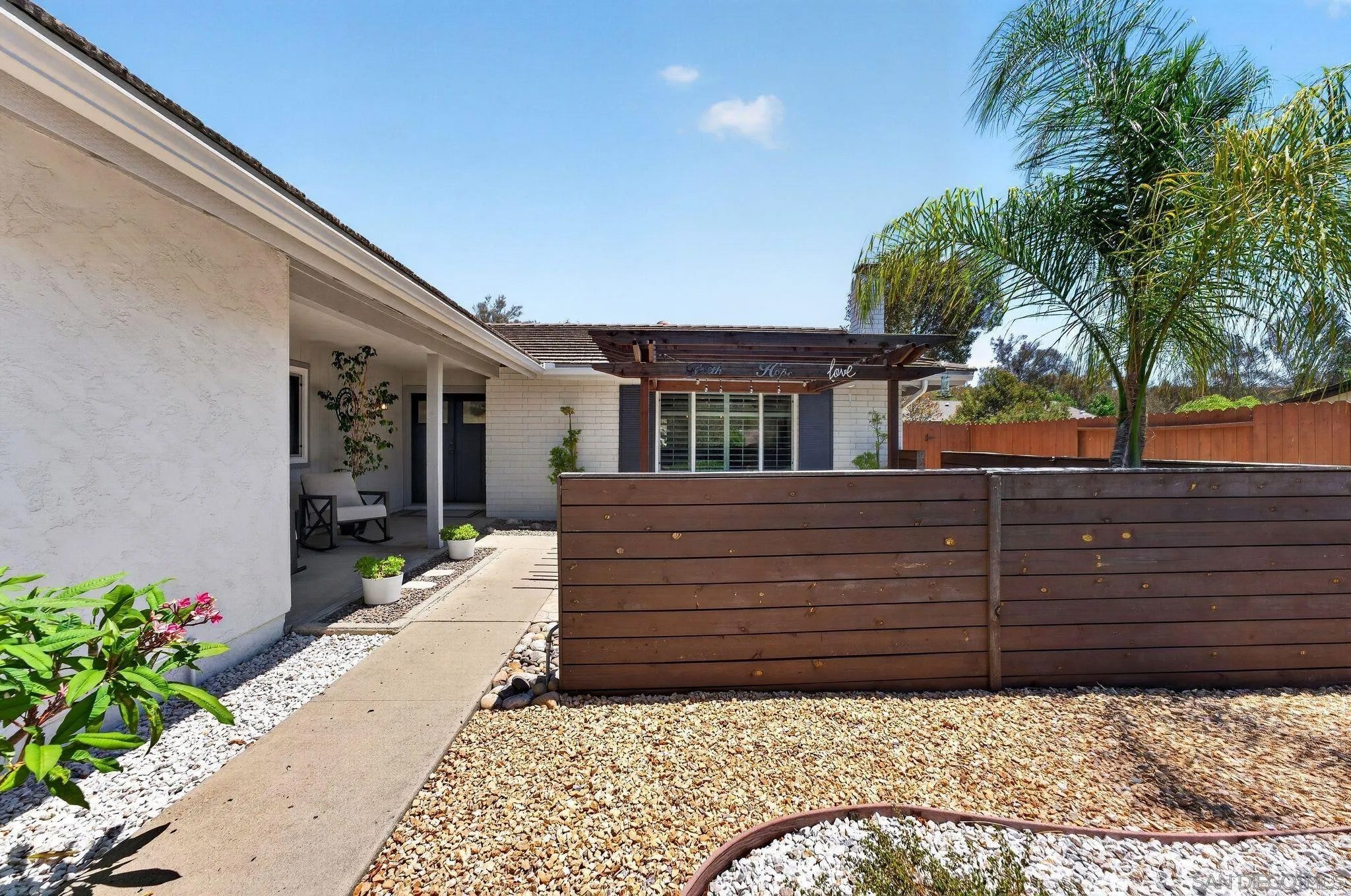 2520 Windmill View