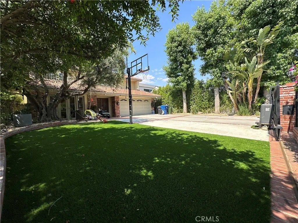 Photo of 14623 Weddington, Sherman Oaks, CA 91411 (MLS # AR25249331)